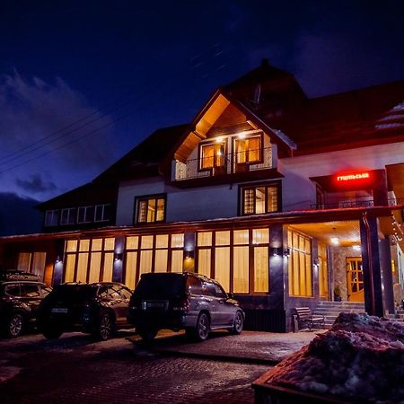 ホテル Гуцульська Світлиця バコヴェル エクステリア 写真
