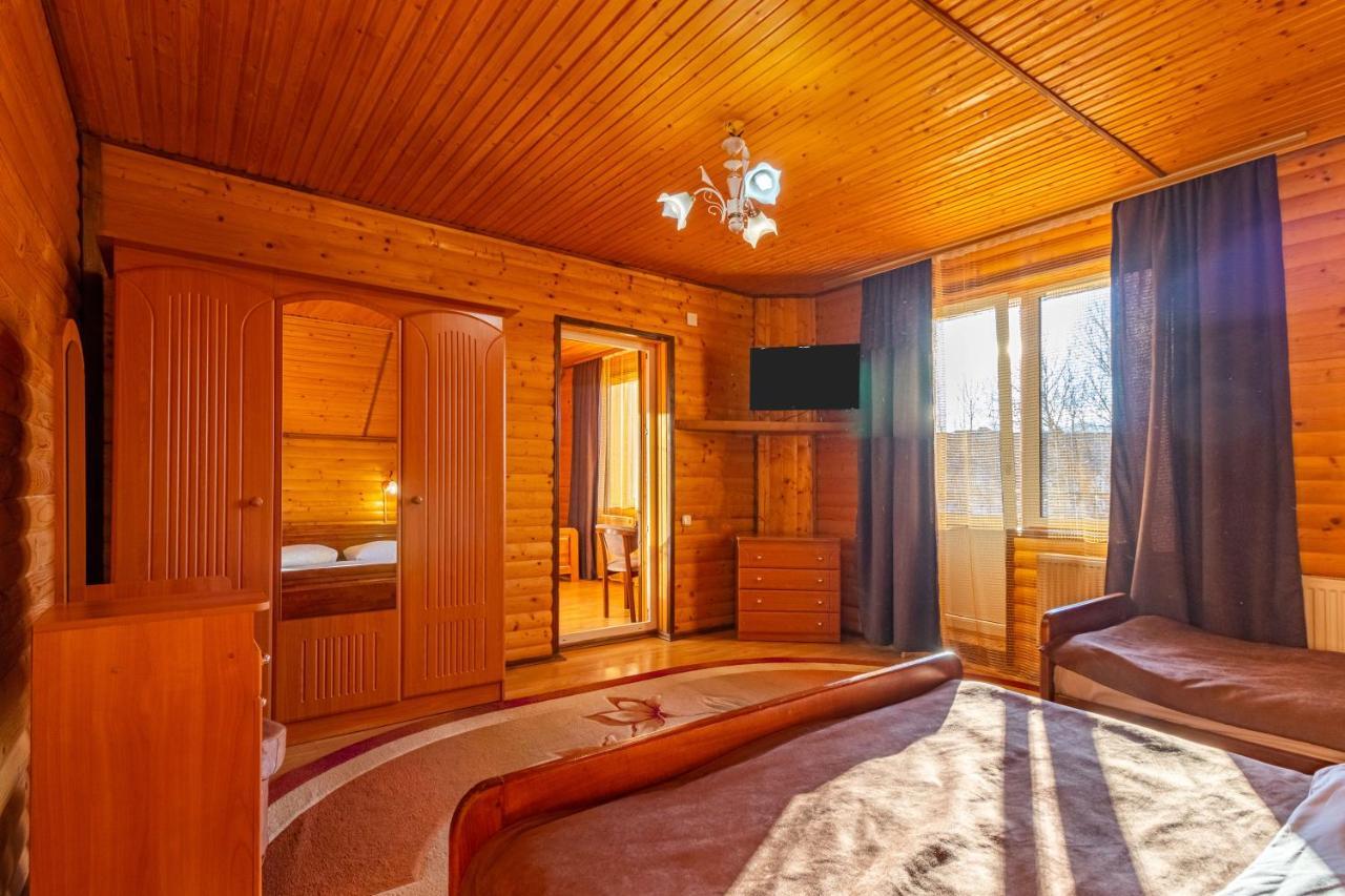 ホテル Гуцульська Світлиця バコヴェル エクステリア 写真